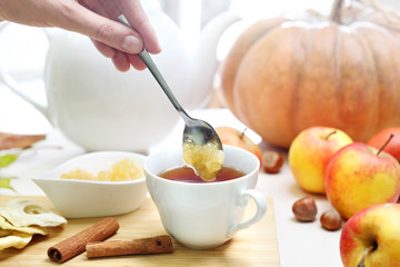 Jesienna aromatyczna herbata z dżemem jabłkowym, z dodatkiem cynamonu i suszonych owoców