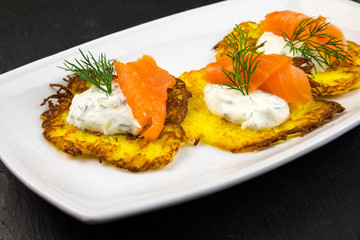 Reibekuchen mit Lachs und Kräuter-Dip