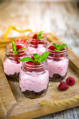 Himbeer-Cookie-Cheesecake im Glas