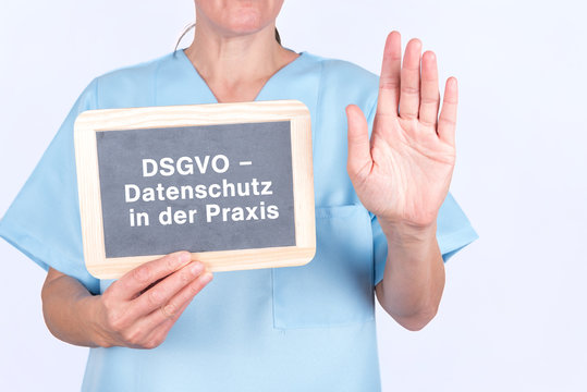 Arzt mit einer Tafel zum Datenschutz DSGVO in der Arztpraxis