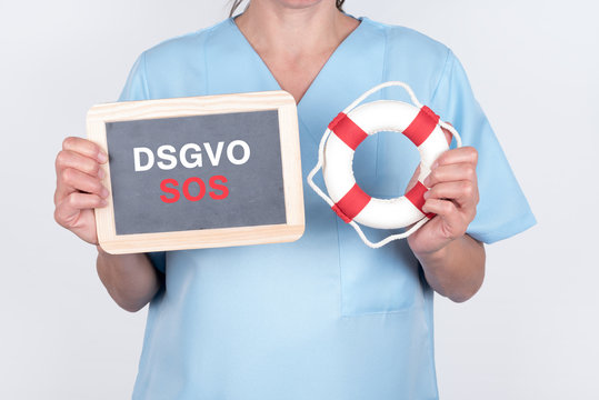 Arzt mit einer Tafel DSGVO SOS