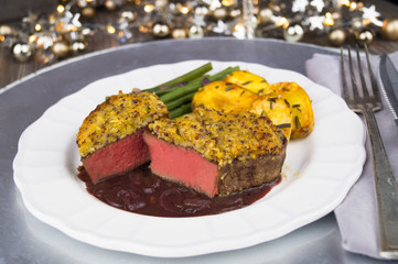 Rinder-Filetsteak an Bohnen und Rosmarinkartoffeln