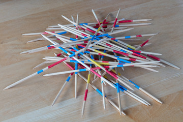 Mikado-Stäbchen auf einem Holztisch
