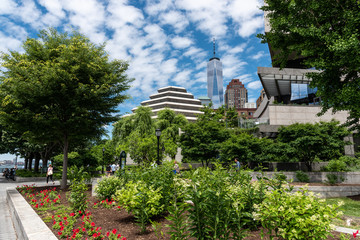 Fototapeta na wymiar Manhattan Park mit One World Trade Center