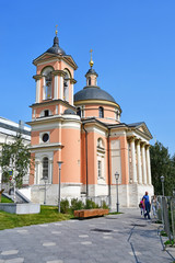 Церковь великомученицы Варвары летом в ясный день. Улица Варварка. Москва