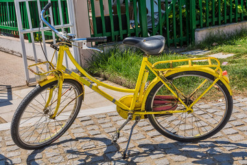 Fototapeta na wymiar Vintage yellow bicycle