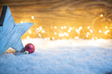 Festlicher Hintergrund mit Stern und Christbaumkugel