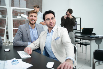Obraz premium business colleagues work with financial documents