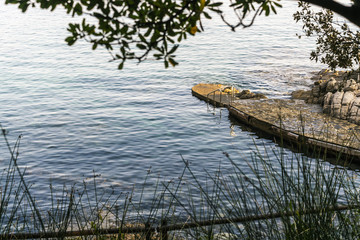 Badestelle am Mittelmeer in natürlichem Hafen in einer kleinen Bucht