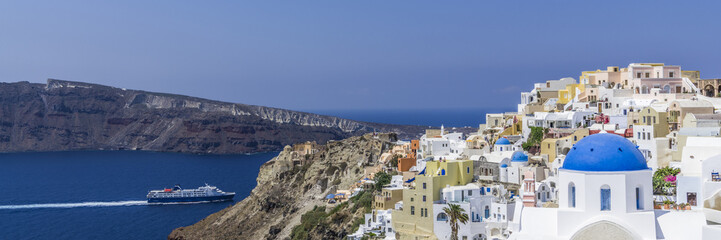 Fototapeta na wymiar Panorama of the city of Oia in Santorini