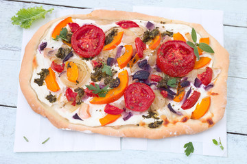 Fladenbrot mit Tomaten und Kürbis
