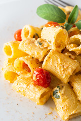 Piatto di pasta con crema di ricotta e pomodorini 