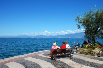 auf der Bank am Gardasee