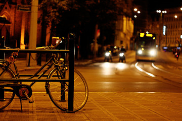 A standing bike at night © Przemysław Dudziński