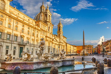 Fototapeta premium Sunrise under Pizza Navona and the Moor Fountain 