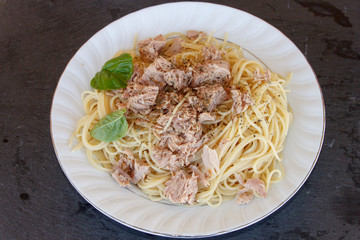 Spaghetti with tuna and basil