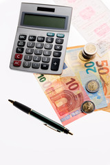 geld mit stift und taschenrechner