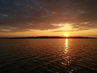 Obraz premium sunset over the ocean in alaska