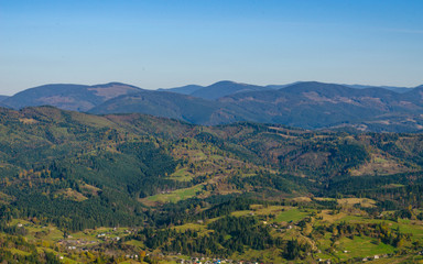 Naklejka premium Carpathian mountains in sunny day in the autumn season