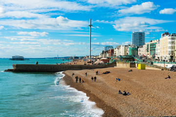 Belle vue sur la jetée de Brighton avec la mer, le sable et la plage de Brighton British Airways i360 en arrière-plan. Point de repère populaire de la ville.