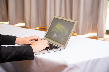 homem digitando no computador portátil