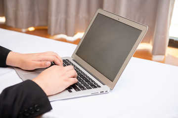 homem digitando no computador portátil