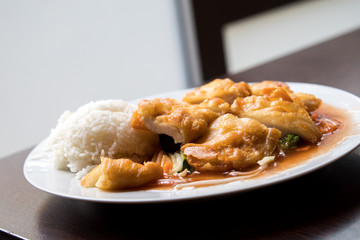 Gebackenes Hühnchen auf asiatischer Süß Sauer Soße mit Reis im Asia Restaurant