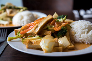 Asiatische  Gerichte mit Tofu Curry und Hühnchen bei Mittagspause im Restaurant
