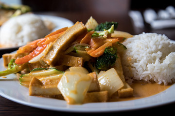 Asiatische  Gerichte mit Tofu Curry und Hühnchen bei Mittagspause im Restaurant