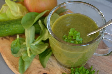 Grüner Smoothie mit Zutaten