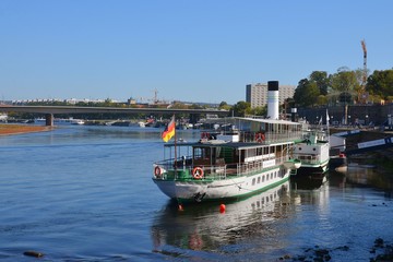 Schifffahrt auf der Elbe in Dresden