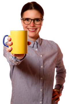Junge Frau mit Tasse