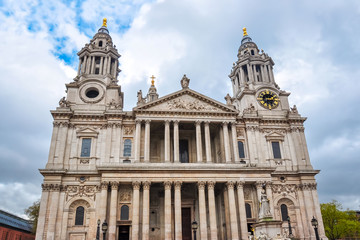 Fototapeta na wymiar St. Paul's Cathedral facade, London, UK