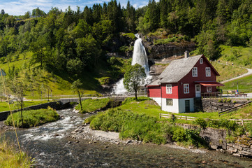 Haus am Wasserfall