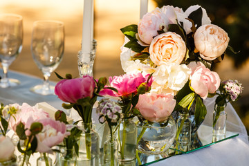 Wedding table decor with white and pink flowers