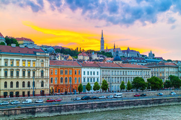 Obraz premium Colorful sunset over the historical district of Budapest city in Hungary