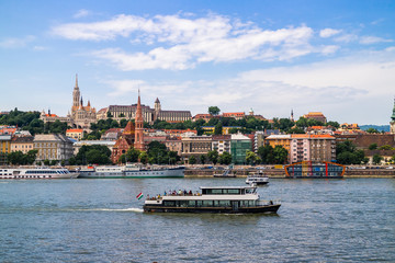 Obraz premium Cityscape of historical district in Budapest city on bank of Danube river, Hungary