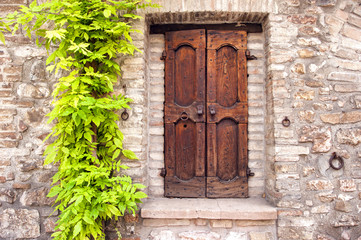 Fototapeta na wymiar characteristic entrance of a house in Assisi, Italy