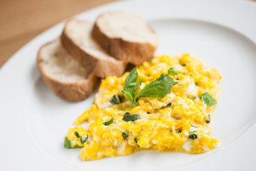 scrambled eggs with bread