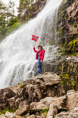 Obraz premium Tourist woman at waterfall Svandalsfossen, Norway