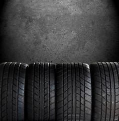 Stapel aus vier Autoreifen