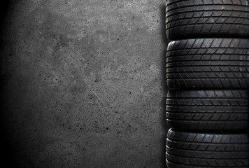 Stapel aus vier Autoreifen
