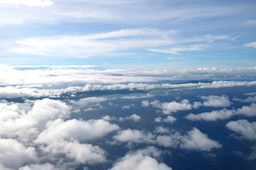 Naklejka na ściany i meble 飛行機から見えるうろこ雲