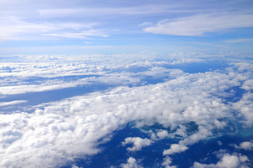 Fototapeta na wymiar 飛行機から見えるうろこ雲