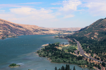 Obraz premium Beautiful landscape scenery. view from rowena crest viewpoint in the columbia river gorge. travel oregon.