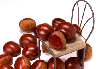 栗の実とミニチュアの椅子