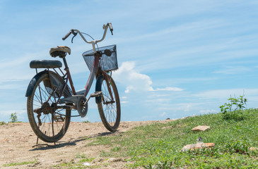 Obraz premium Red Bicycle on Beach and Blue Sky and Sea Close up View