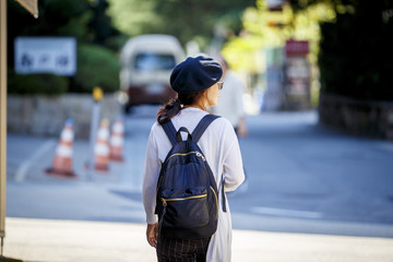カメラを持っている女性