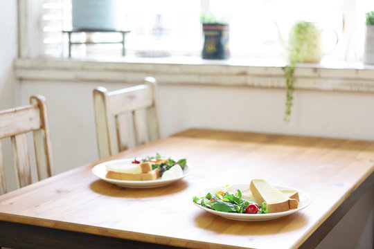 朝食の置かれたテーブル