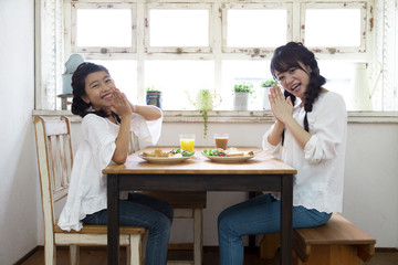 朝食を食べる親子